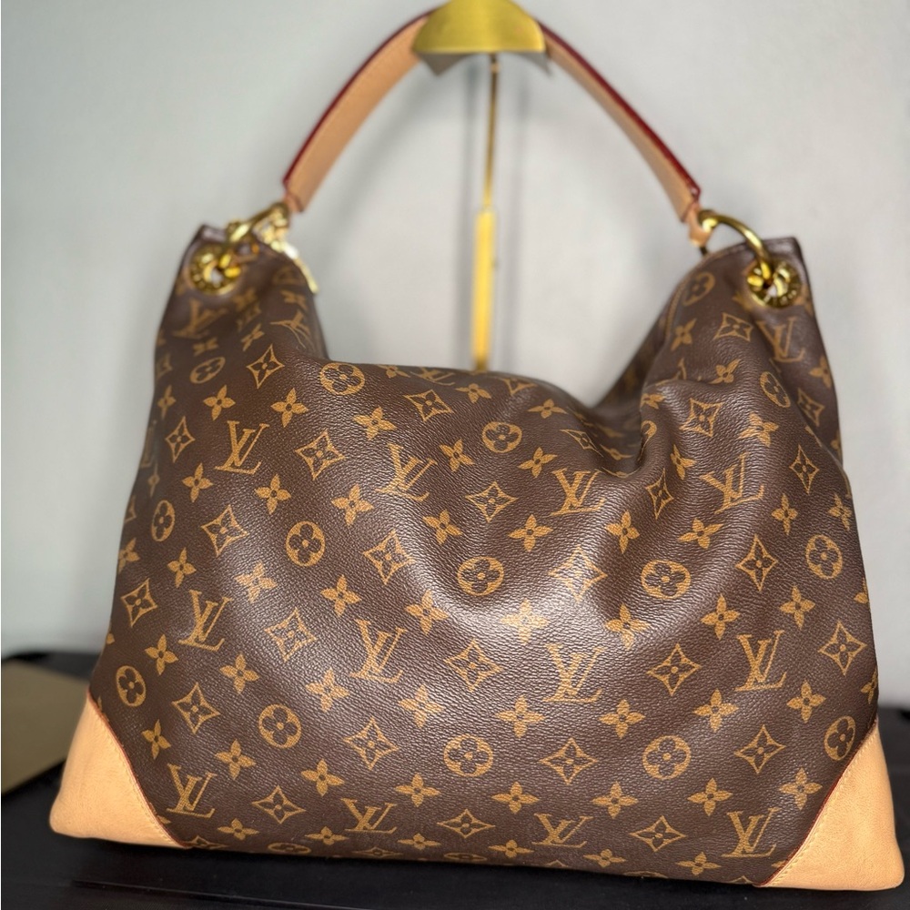 Louis Vuitton monogram Berri MM shoulder bag hobo